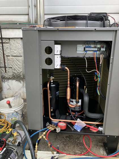 항온항습기, 저온저장고철거 / 항온항습기 실외기 진공 작업중-진공작업을 하는 이유는 배관내부의 습기를 제거 …